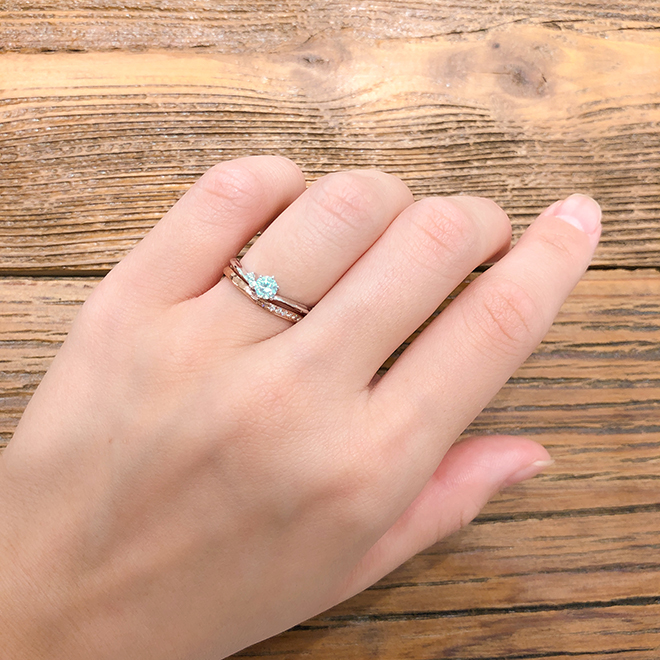 V字カーブの婚約指輪と結婚指輪がぴったり重なるセットリングです。アシンメトリーの重ね着けが洗練された雰囲気に。