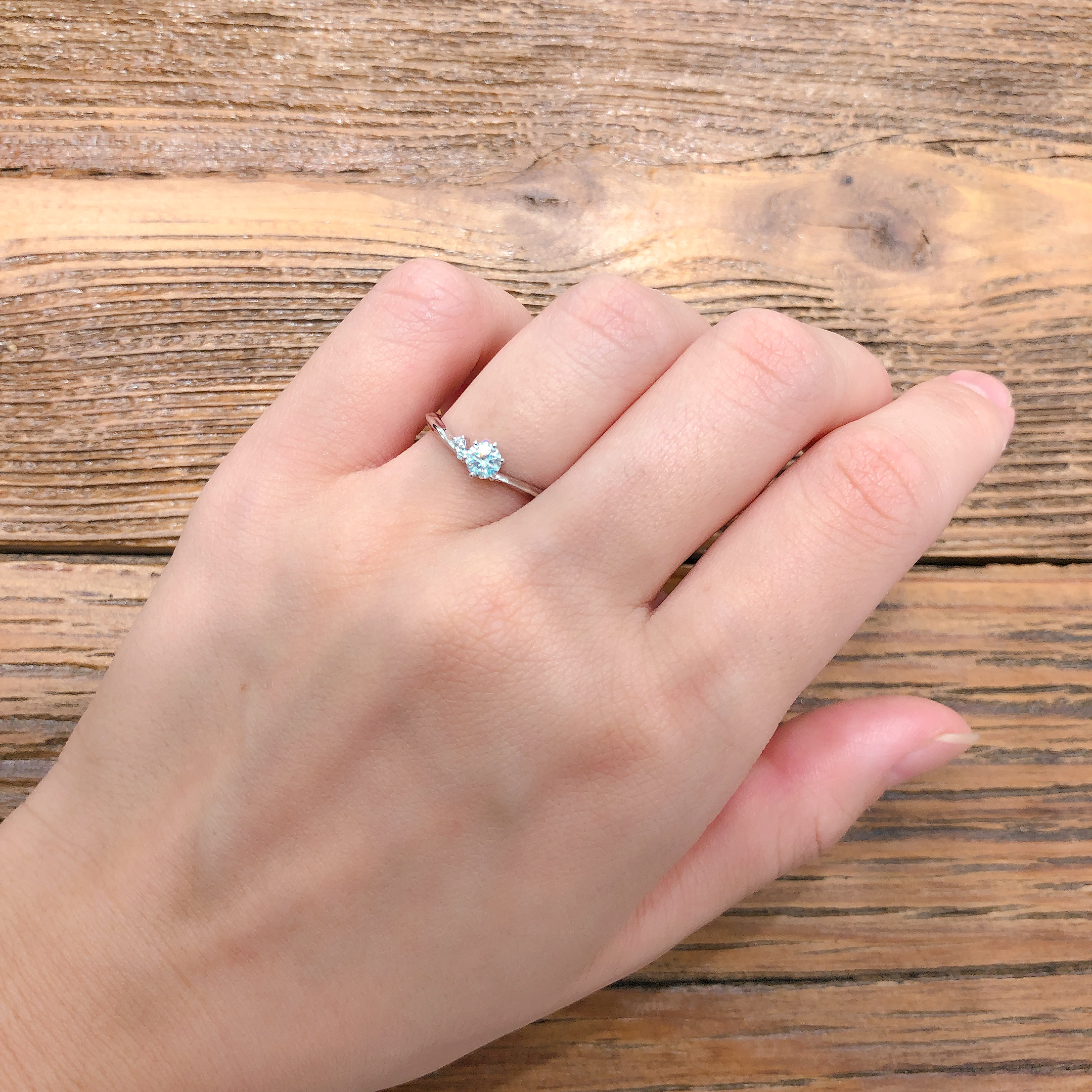 V字カーブが指を細く長く見せてくれる婚約指輪です。アシンメトリーなデザインが大人の女性にぴったりのデザインです。