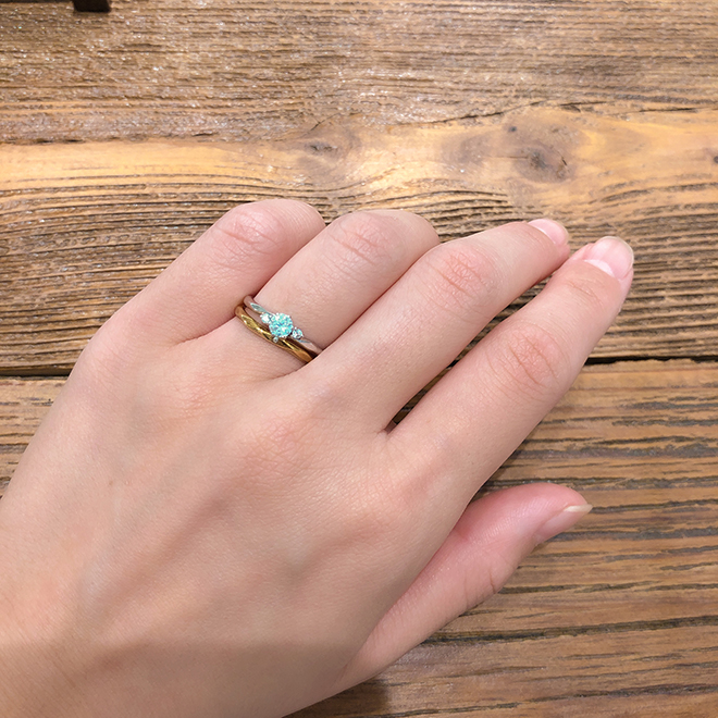 緩やかなS字カーブラインが指にフィットし、着け心地の良いセットリングです。婚約指輪のダイヤモンドが際立つデザイン！