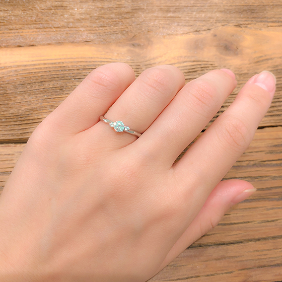 中心のダイヤモンドの両脇にメレダイヤが寄り添う可憐な印象の婚約指輪です。カットが施されているのでリング自体が光を受けて輝きます。緩やかなカーブを揃えた婚約指輪と結婚指輪のセットリング。色目を変えて重ねてもそれぞれの色を引き立ててくれます。緩やかなカーブを揃えた婚約指輪と結婚指輪のセットリング。色目を変えて重ねてもそれぞれの色を引き立ててくれます。男女お揃いのデザインで幅を変えたペアマリッジリング。お好みの幅と色目をお選びいただけます。男女お揃いのデザインで幅を変えたペアマリッジリング。お好みの幅と色目をお選びいただけます。カーブに合わせてサイドにセットされたメレダイヤモンドが花を添えます。カーブに合わせてサイドにセットされたメレダイヤモンドが花を添えます。ダイヤモンドが美しく見える縦爪タイプ。繊細なセットがダイヤモンドをより一層輝かせてくれます。ダイヤモンドが美しく見える縦爪タイプ。繊細なセットがダイヤモンドをより一層輝かせてくれます。高すぎないダイヤモンドセッティングで使い勝手も良い婚約指輪。高すぎないダイヤモンドセッティングで使い勝手も良い婚約指輪。温もりを感じるBAUM専用のケースにてご納品致します。温もりを感じるBAUM専用のケースにてご納品致します。緩やかなウェーブラインの婚約指輪（エンゲージリング）両サイドのメレダイヤモンドが華やかさを演出してくれます。緩やかなウェーブラインの婚約指輪（エンゲージリング）両サイドのメレダイヤモンドが華やかさを演出してくれます。