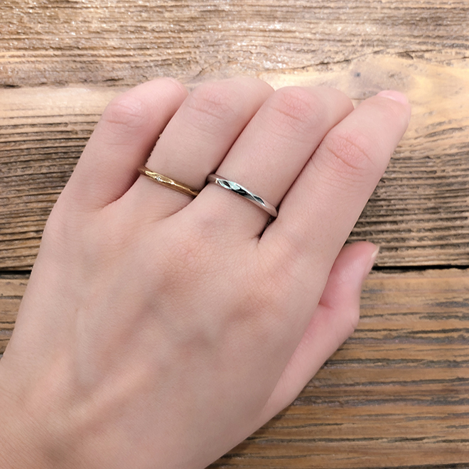 男女で幅のバランスを変えたペア感が嬉しい結婚指輪。それぞれの好みに合わせた色目を選んでもgood。