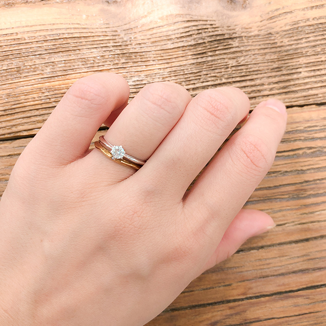 細身の幅で揃えた婚約指輪と結婚指輪のセットリング。緩やかに加工された槌目加工がポイントです。