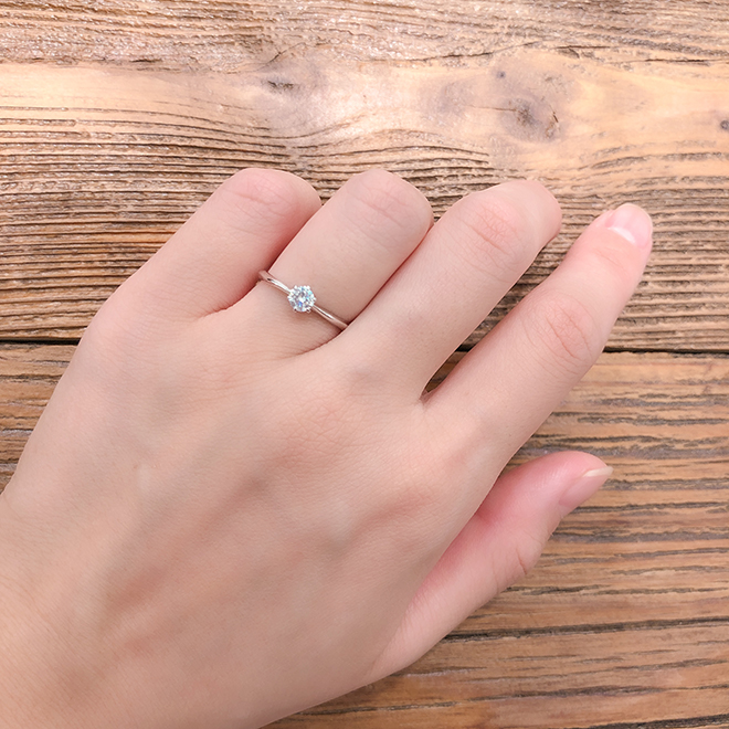 一見シンプルな婚約指輪。シンプルなデザインの中にらしさを表現できるBAUMでしかない婚約指輪です。