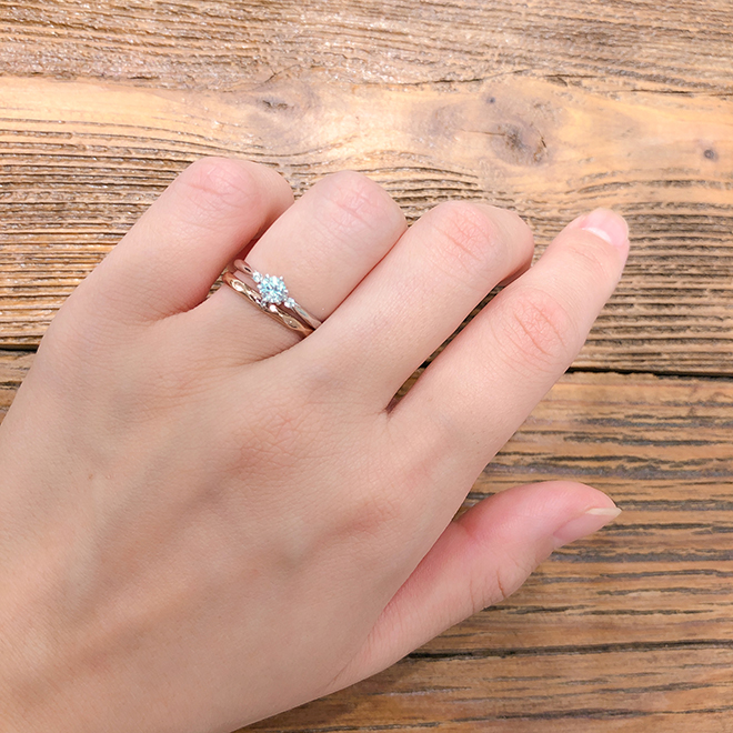 細身の婚約指輪と結婚指輪のセットリング。さり気なく加工された槌目加工がオシャレ。
