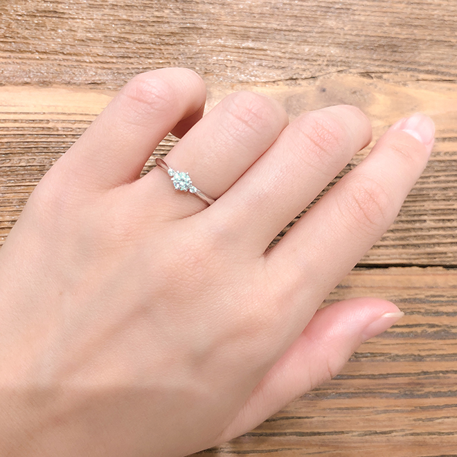 センターダイヤモンドの両サイドが絞ってあり指が細く見える婚約指輪です。