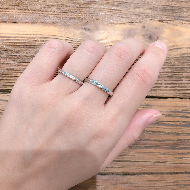 女性に人気の斜めダイヤラインの結婚指輪です。注目を浴びること間違いなしのデザインですね。