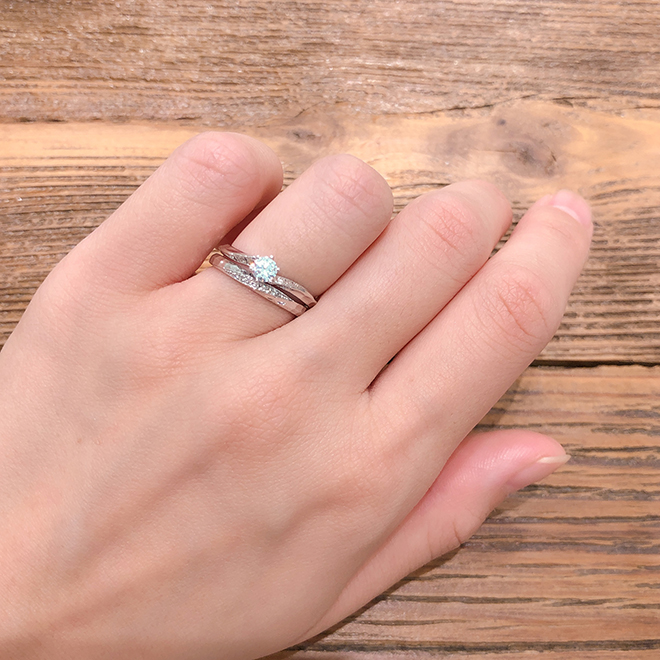 ピッタリと合わせたラインが美しい婚約指輪と結婚指輪のセットリング。
