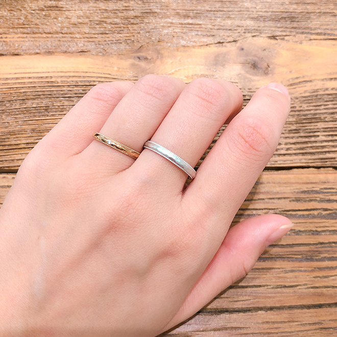 ミル打ち加工と槌目加工をバランスよく取り入れた結婚指輪。温かみのある加工はBAUMならでは。