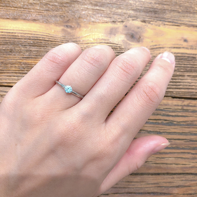 シンプルな一粒ダイヤの婚約指輪に、ミルグレインを施しクラシカルな印象に。女性に人気のデザインです。