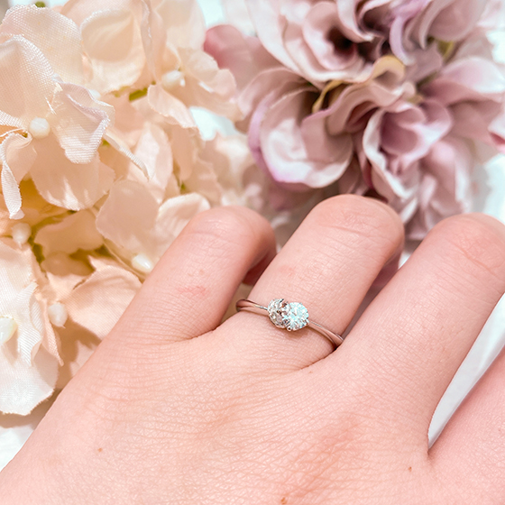 ダイヤモンドで結ばれたような可愛いデザインの婚約指輪です。アシンメトリーが洗練された雰囲気ですね♡