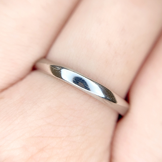 男性らしい幅広のデザインが人気の結婚指輪。