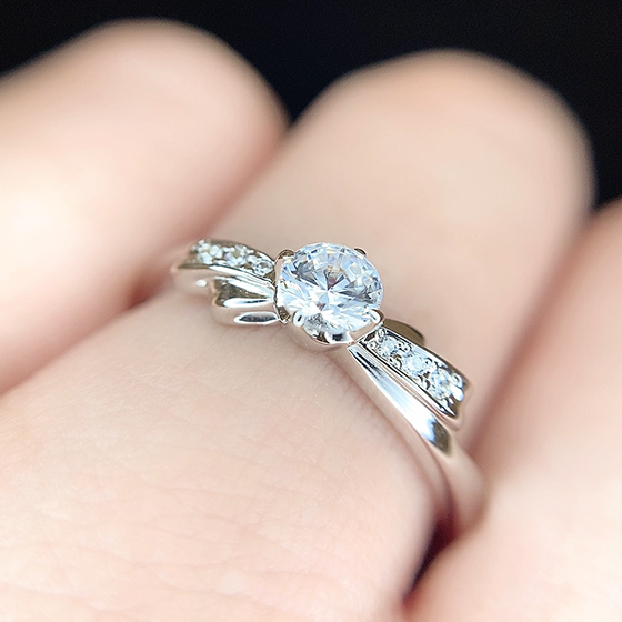 立体的にデザインされたリボンモチーフが可愛らしい婚約指輪。