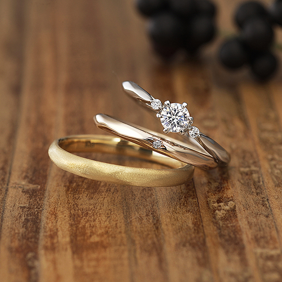 セットリングの結婚指輪も槌目(ハンマー)加工が施された重ね付けしやすいデザインです。