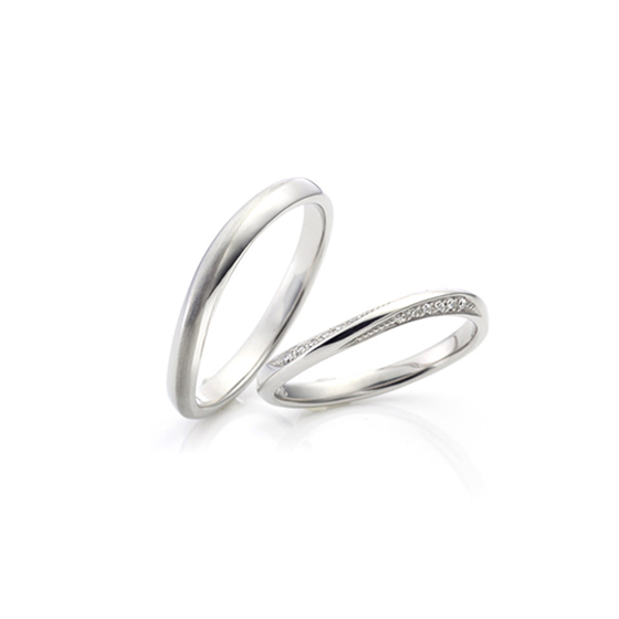 lady'sは両サイドに流れるように施されたメレダイヤモンドがオシャレな結婚指輪です。