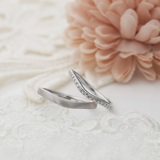 V字ラインのハーフエタニティリングがおしゃれな結婚指輪です。