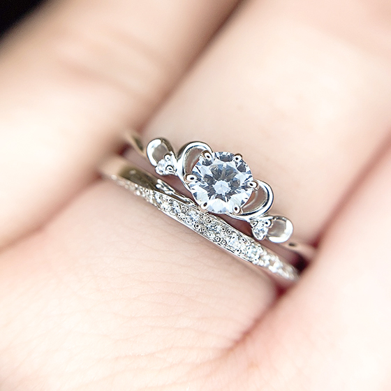 側面からみてもダイヤモンドのラインが美しく見え、どこからみてもきれいな結婚指輪と言えるでしょう。