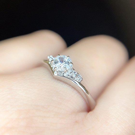 ゴージャスで気品溢れる婚約指輪。
