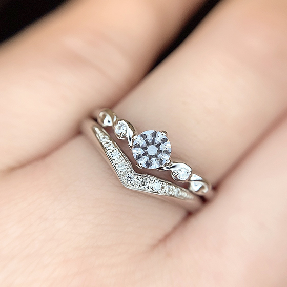可愛らしい婚約指輪と大人っぽい結婚指輪のセットリング。絶妙なバランスが人気。