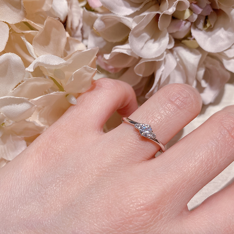 流れるようなラインが美しく指にフィットしてくれる婚約指輪です。