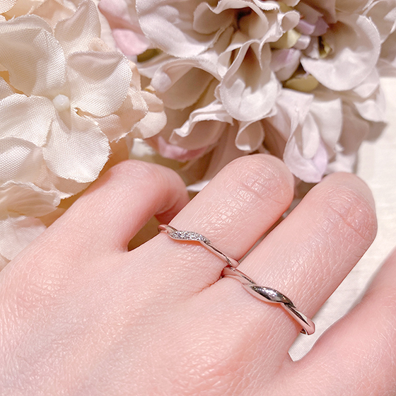 凹凸のある立体的なデザインで、１本でもゴージャスな印象の結婚指輪（マリッジリング）です。細身のアームは女性に人気です。