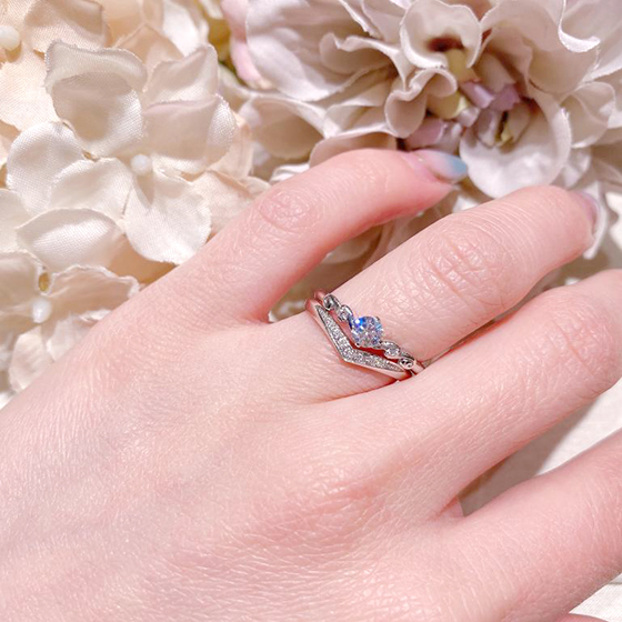 結婚指輪と婚約指輪の間にあるさりげない空間が指を長く見せてくれます！