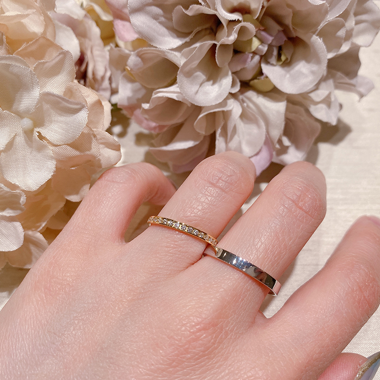 プラチナのハーフエタニティリングです。結婚指輪・婚約指輪のどちらとしてもお使い頂ける人気のデザイン