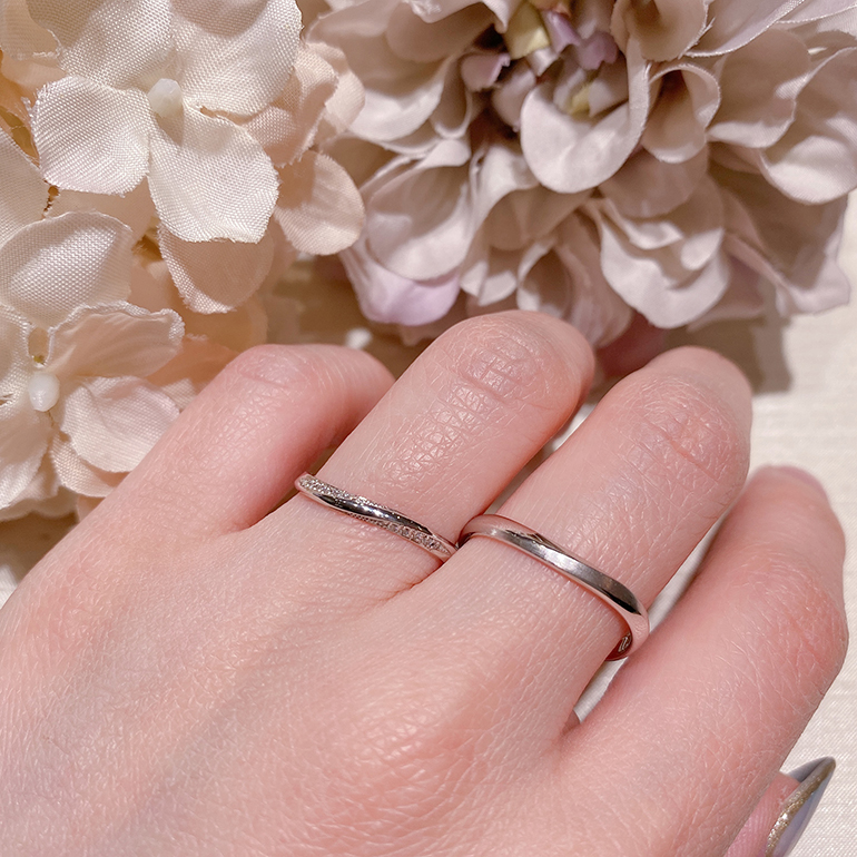 上下２段にメレダイヤモンドが留められた華やかなデザインの結婚指輪（マリッジリング）です。細身なので派手すぎずシーンを選ばず身に着けて頂けます。