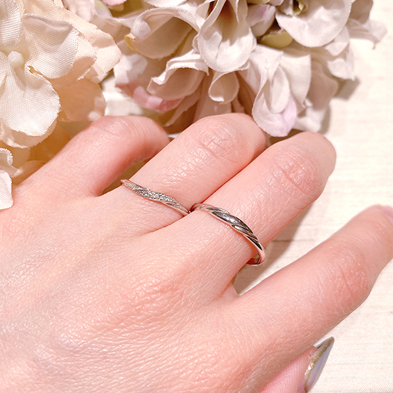 立体的なフォルムにあしらわれたミル打ち（ミルグレイン）が特徴的な結婚指輪です。ミル打ち自体もキラキラと上品に輝く人気のデザイン。