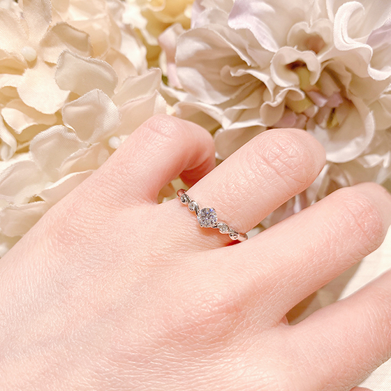 ダイヤモンドのサイドデザインが立体的で可愛らしい婚約指輪デザインです。