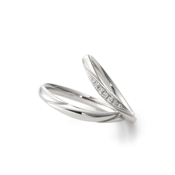 Lady'sには流れるようにセッティングされたダイヤモンドが美しい結婚指輪です。
