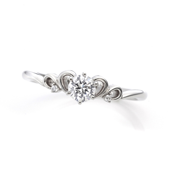 ハートのティアラモチーフの婚約指輪。細身のデザインで軽やかに着けられるデザインです。