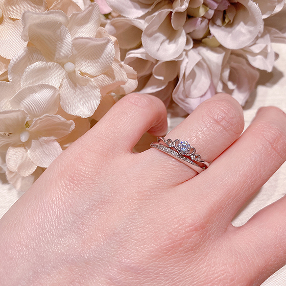 側面からみてもダイヤモンドのラインが美しく見え、どこからみてもきれいな結婚指輪と言えるでしょう♪
