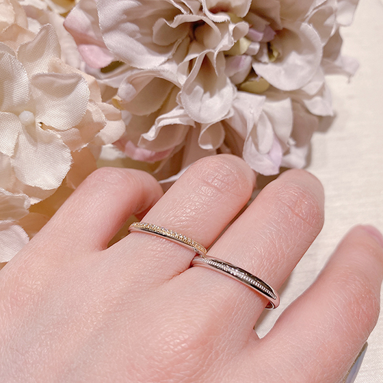 ダイヤモンドとミル打ち（ミルグレイン）のハーフエタニティタイプの結婚指輪（マリッジリング）です。プラチナ１色も選択OK♪
