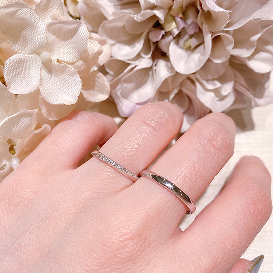 メレダイヤモンドが、幅広く長く留められた上品なデザインの結婚指輪（マリッジリング）です。