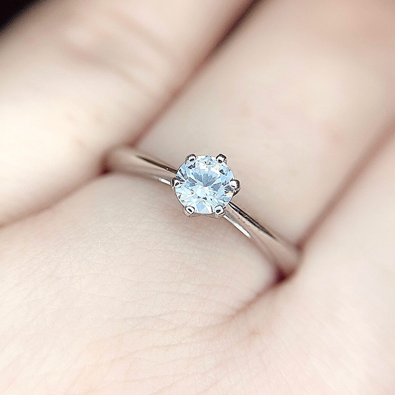 センターに絞られた婚約指輪はダイヤモンドを大きく魅せてくれます。