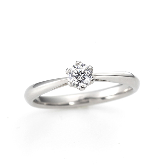 シンプルなソリティアタイプの婚約指輪。丸みのあるアームが着け心地も良く長年愛されるデザインです。