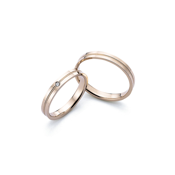 >フラットタイプ（平打ち）の中心部分に、「永遠」や「子宝」を意味するミル打ちが施された素敵な結婚指輪をお選び頂きました。