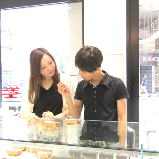 >店内には約30ブランド～の結婚指輪・婚約指輪をご用意しております。