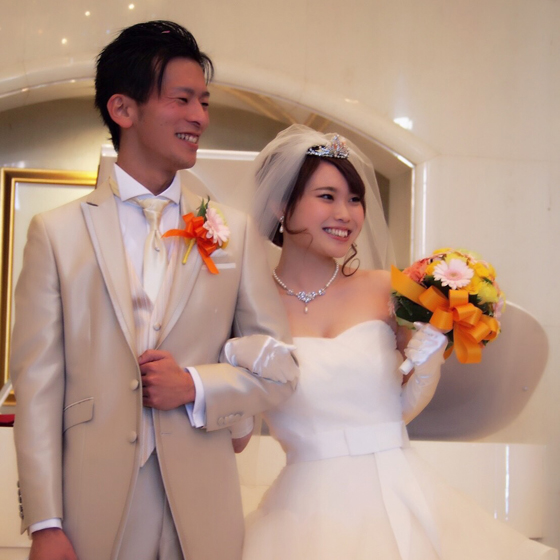 >男性用結婚指輪の内側には幸福を呼び込むブルーダイヤモンドが✨ウエディングドレスとってもお似合いです♥