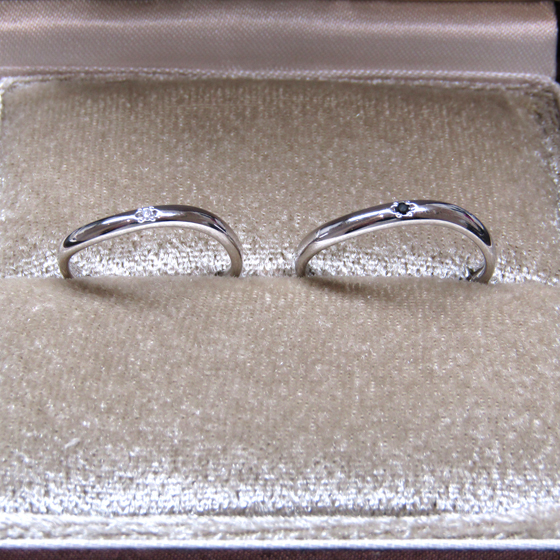 >女性用の結婚指輪にはダイヤモンドとシークレットストーン、男性用の結婚指輪にはブラックダイヤモンドとシークレットストーンが留められています。