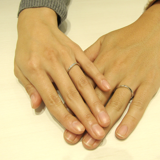 >緩やかなウエーブが指・手全体をよりきれいに見せてくれる結婚指輪デザインですね。