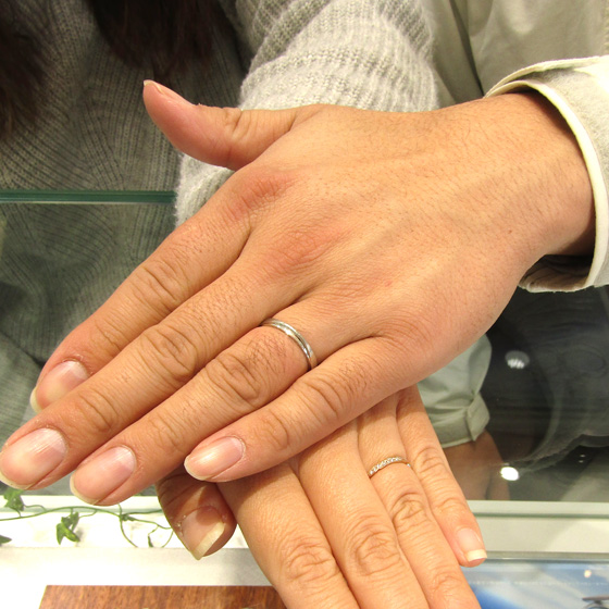 >緩やかなカーブラインとダイヤモンドが美しい結婚指輪を選んで下さいました。