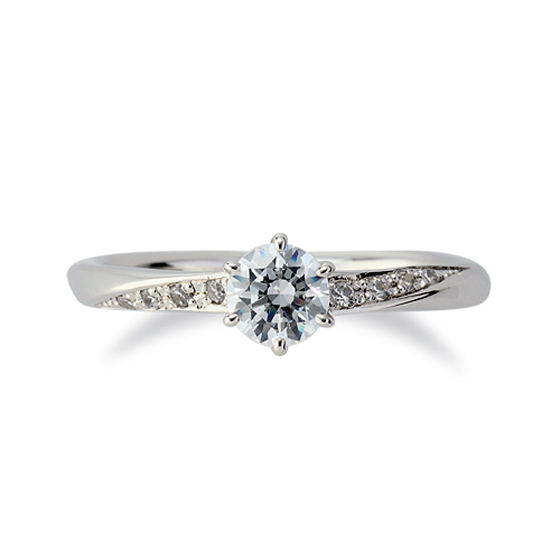片側4石ずつのメレダイヤモンドがあしらわれ、華やかな印象の婚約指輪です。