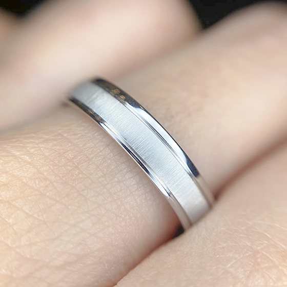 鍛造製法の重厚感のある造りが一生ものに相応しい結婚指輪です。