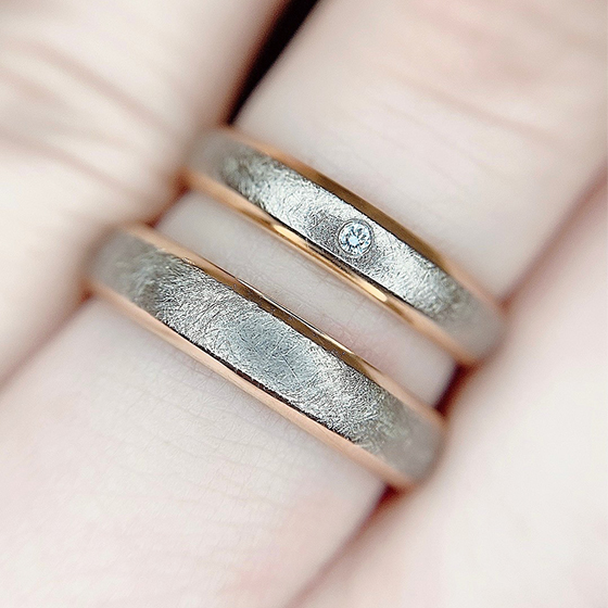 ペア感のあるデザインが素敵な結婚指輪。