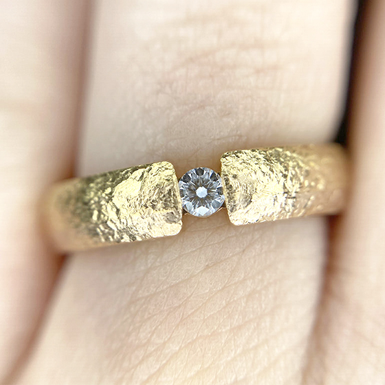 ダイヤモンドの丸みをしっかり感じられる結婚指輪です。