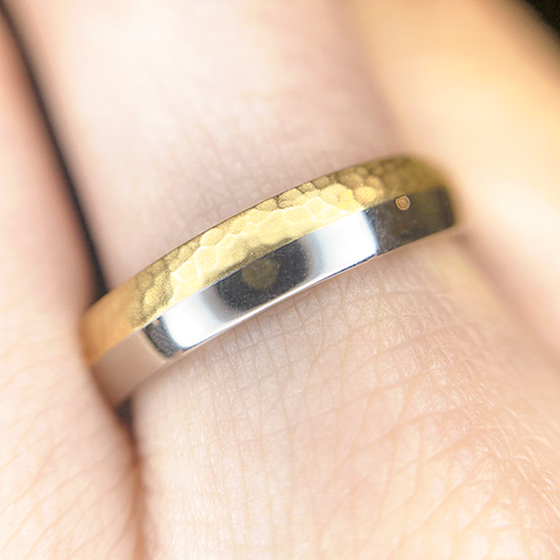 鍛造製法の重厚感は、一生ものの結婚指輪にぴったりです。