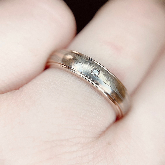 二つのリングが重なるようにデザインされた結婚指輪です。