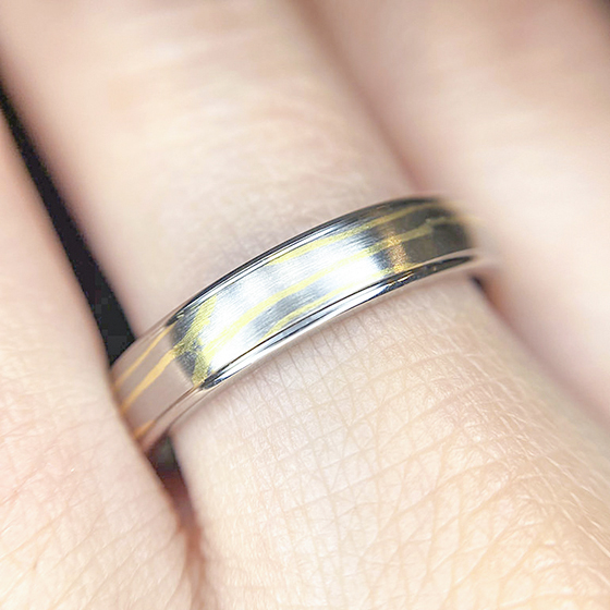 鍛造製法らしい重厚感のある結婚指輪。一生ものにぴったりです。