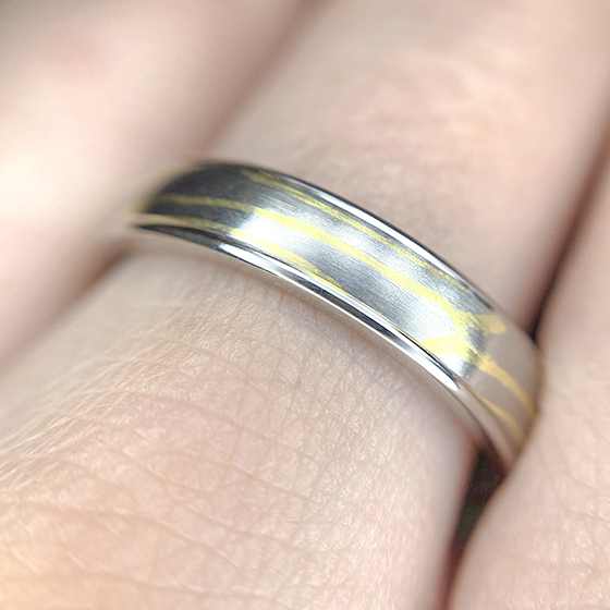 イエローゴールドのラインがポイントでかっこいい結婚指輪です。